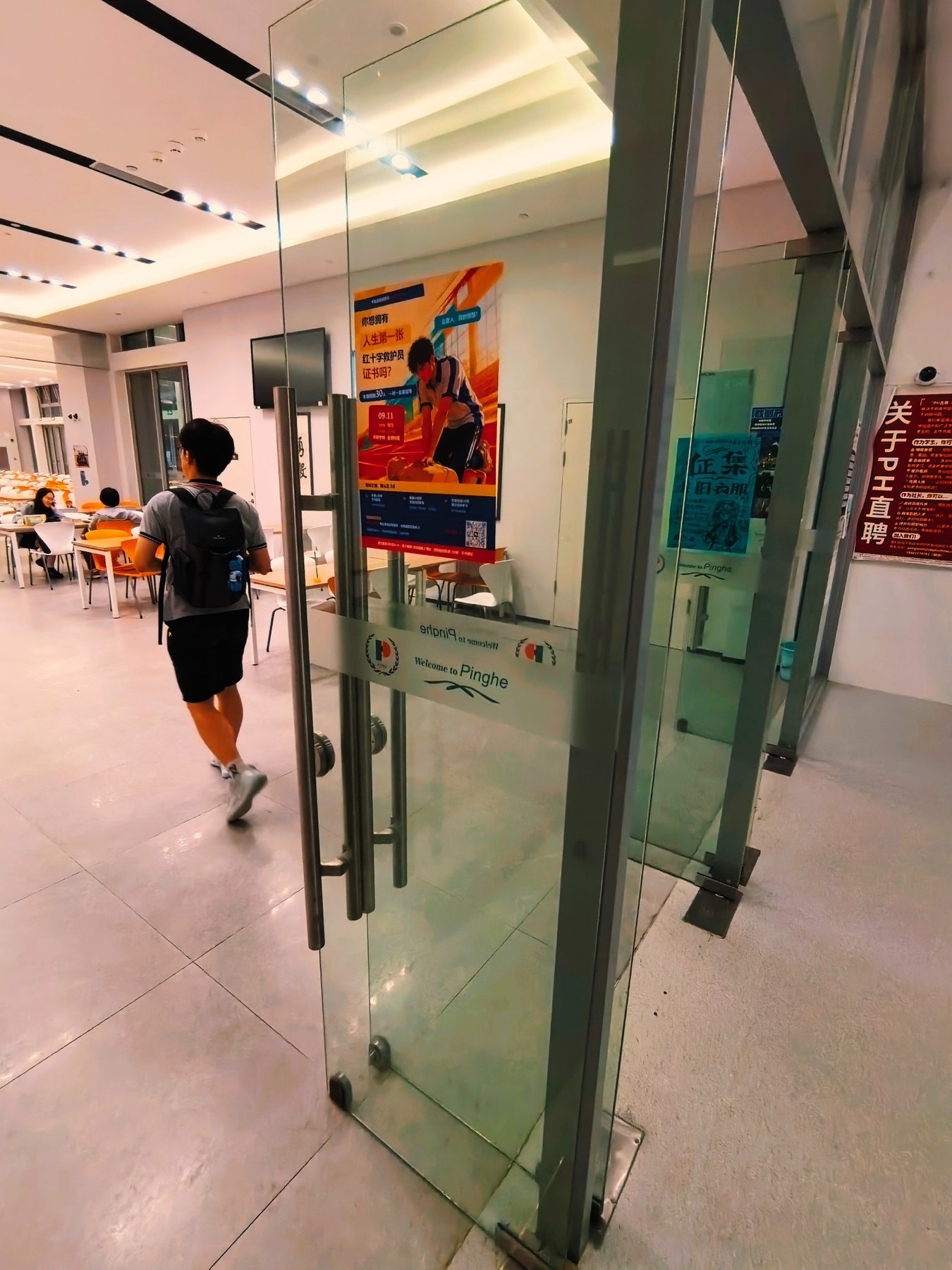 平和校园红十字急救培训海报张贴现场